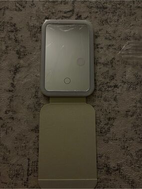 Foldable mirror with light